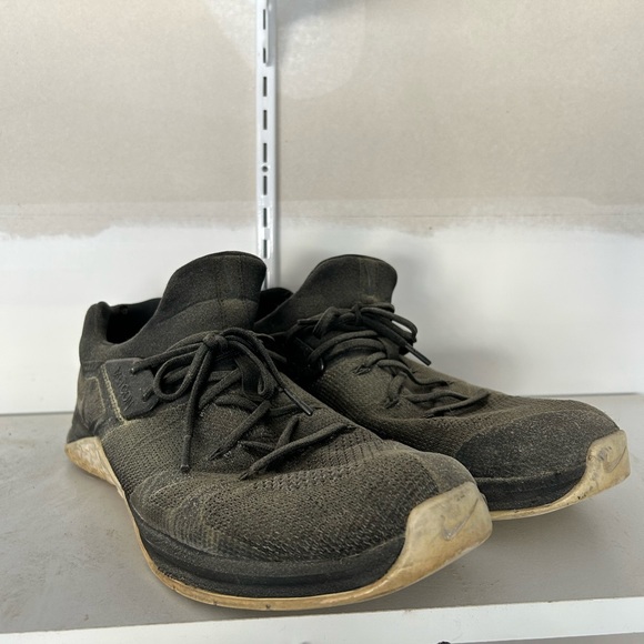 Black and white Nike flynit trainer - Picture 2 of 3